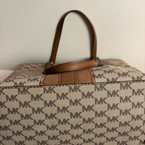 Michael Kors Center Stripe Morgan MD Tote - Picture 10 of 12